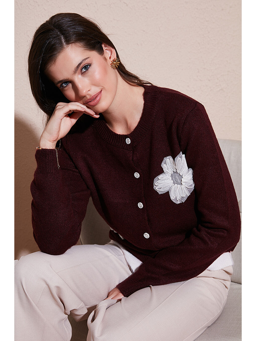 Bordo Premium Tül Çiçek Detaylı Regular Fit Bisiklet Yaka Düğmeli Triko Hırka 680HI002421-1