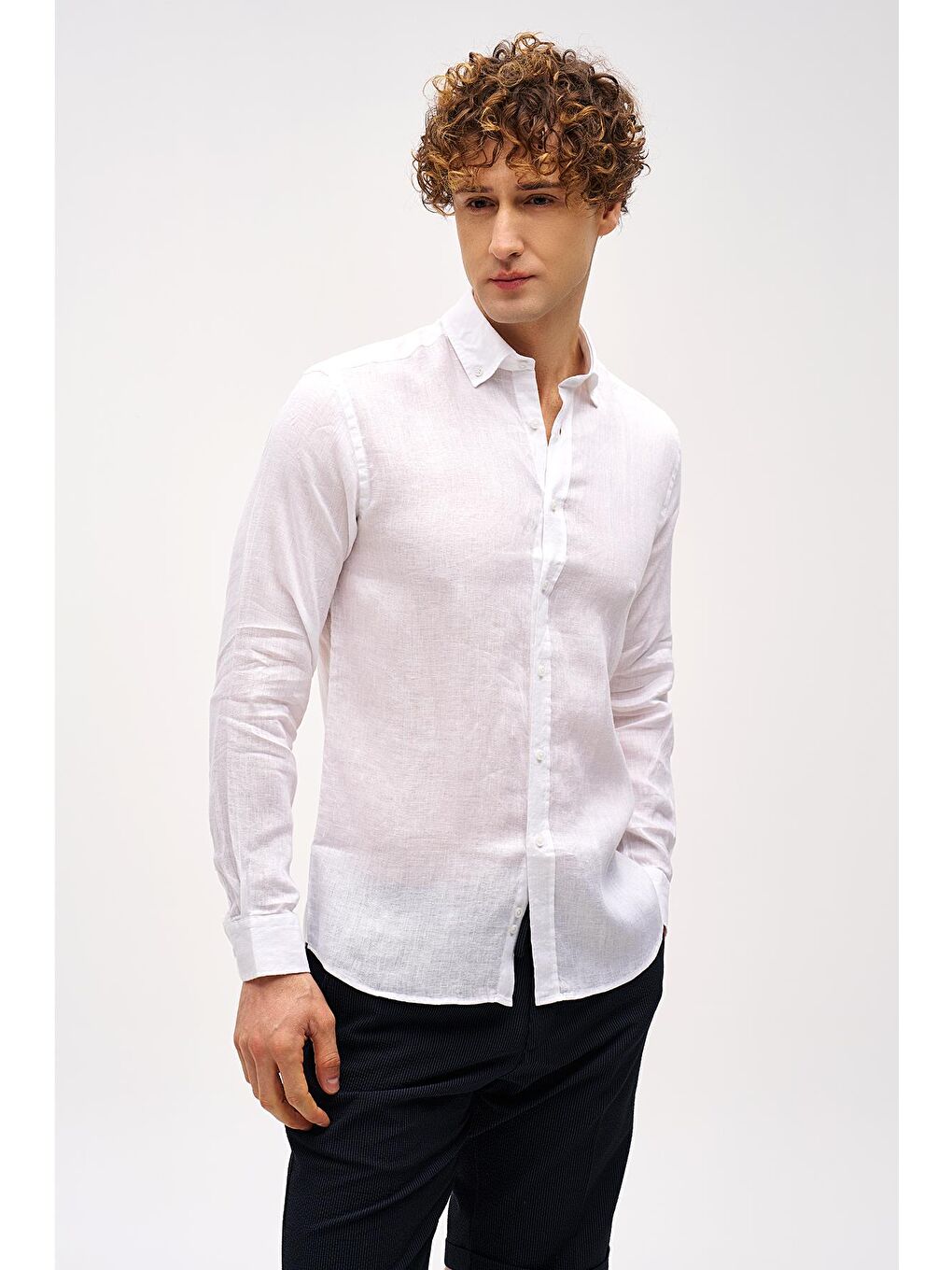 Beyaz Dynamic Fit Düğmeli Yaka Düz Uzun Kollu Cepsiz %100 Keten Gömlek