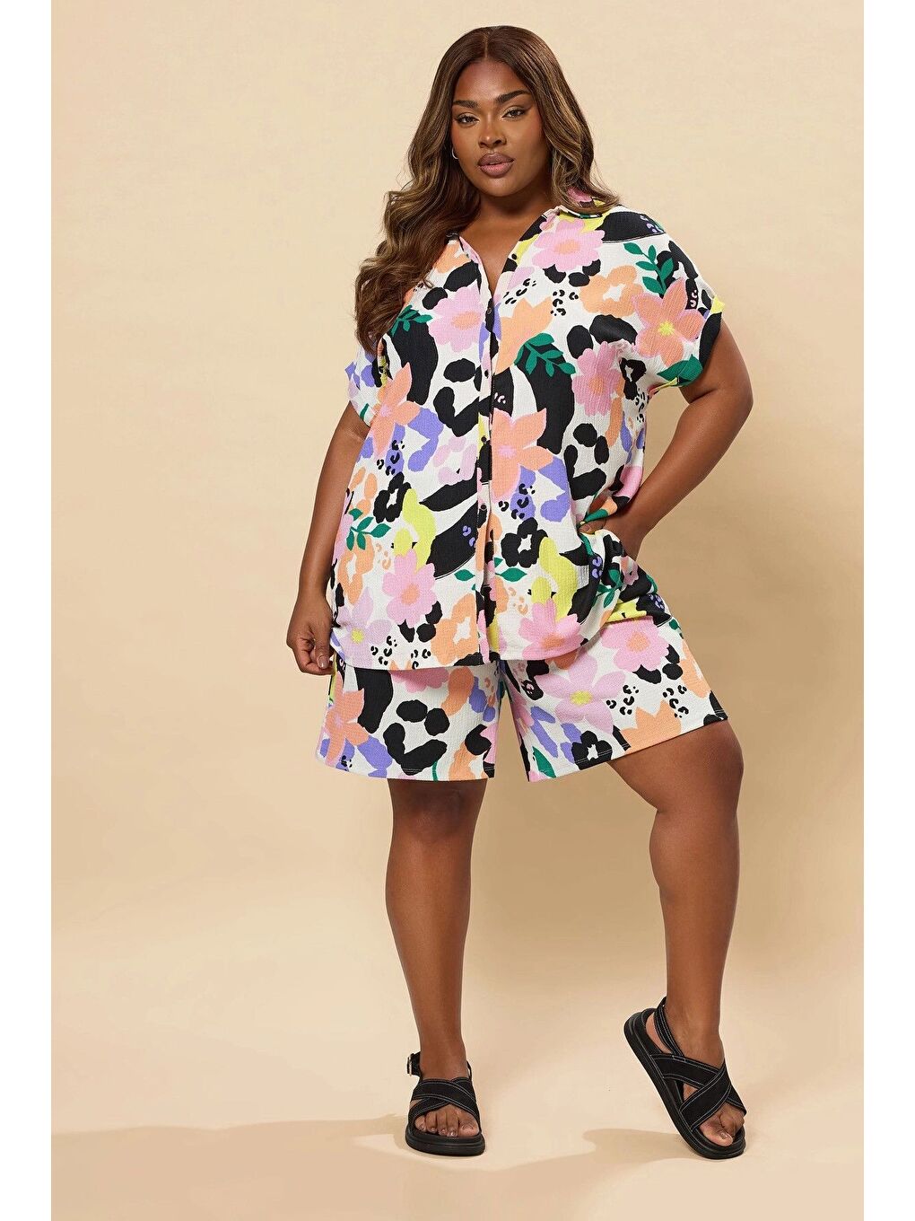 Pembe Büyük Beden Önü Düğmeli Kısa Kollu Çiçek Desenli Gömlek 304181-1