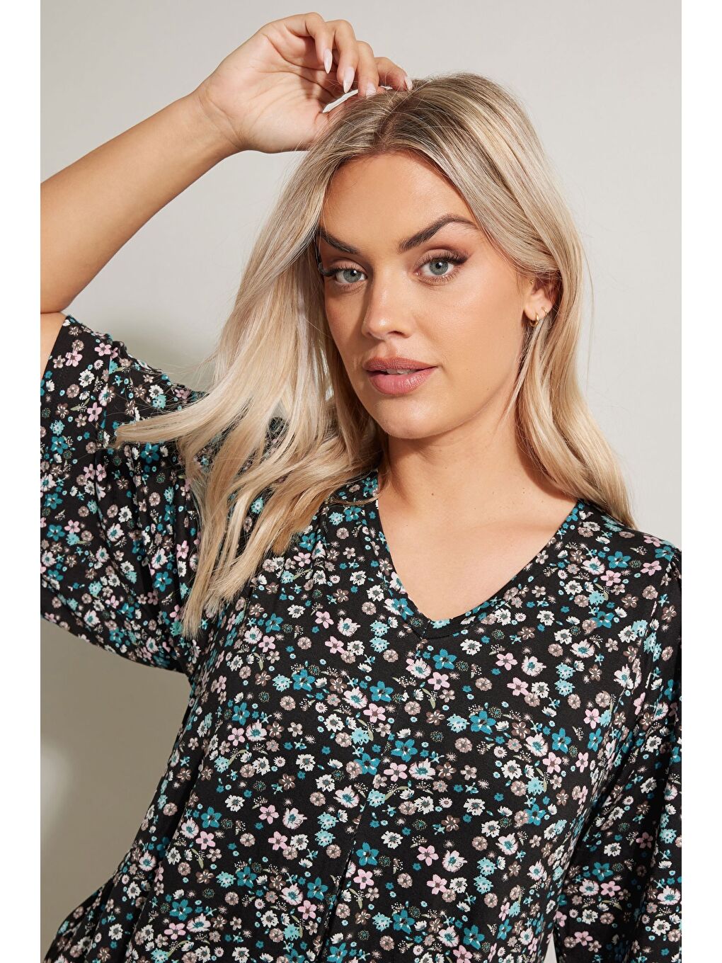 Siyah Büyük Beden V Yaka Sıfır Kol Çiçek Desenli Asimetrik Kesim T-shirt 304084-3