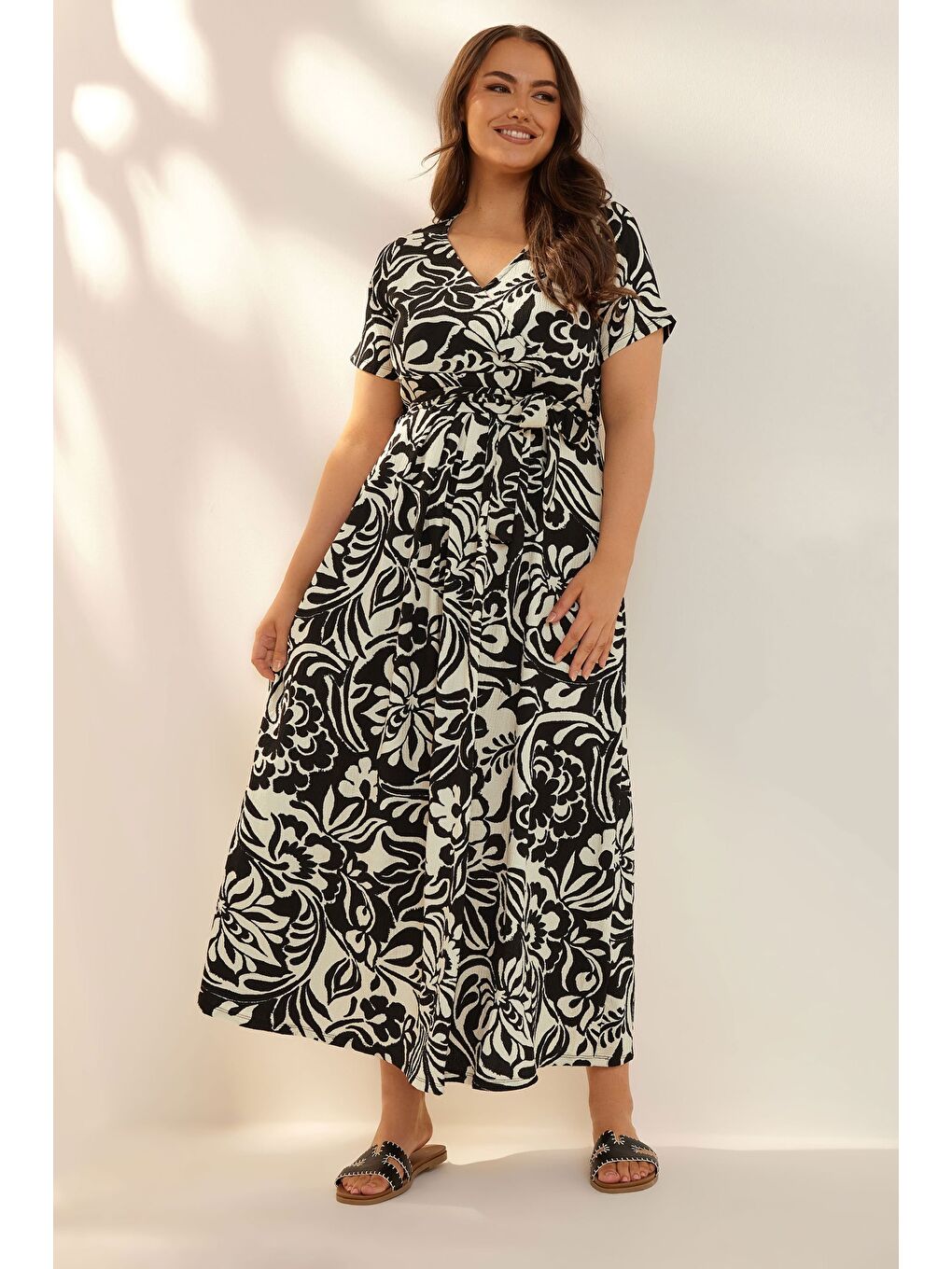 Bej Büyük Beden Kısa Kollu V Yaka Kuşaklı Anvelop Elbise 304073