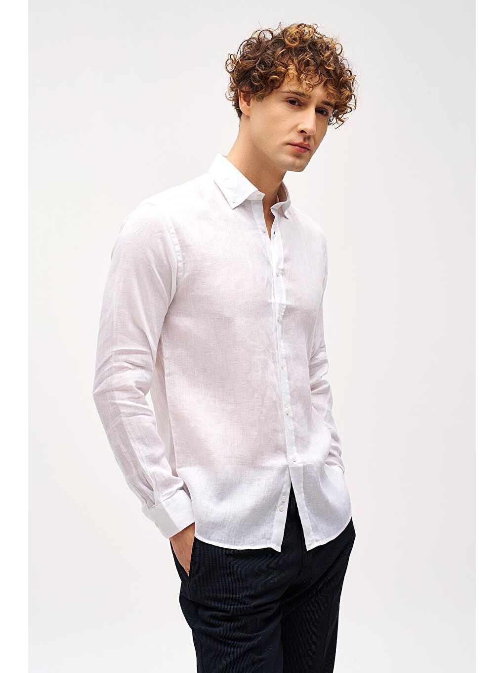 Beyaz Dynamic Fit Düğmeli Yaka Düz Uzun Kollu Cepsiz %100 Keten Gömlek-1