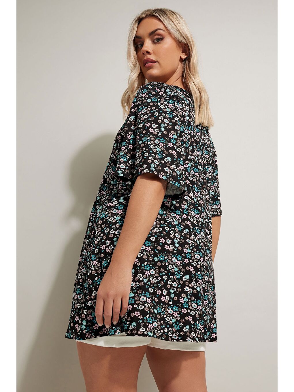 Siyah Büyük Beden V Yaka Sıfır Kol Çiçek Desenli Asimetrik Kesim T-shirt 304084-4