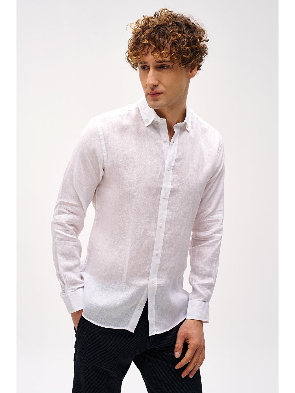 Beyaz Dynamic Fit Düğmeli Yaka Düz Uzun Kollu Cepsiz %100 Keten Gömlek-2