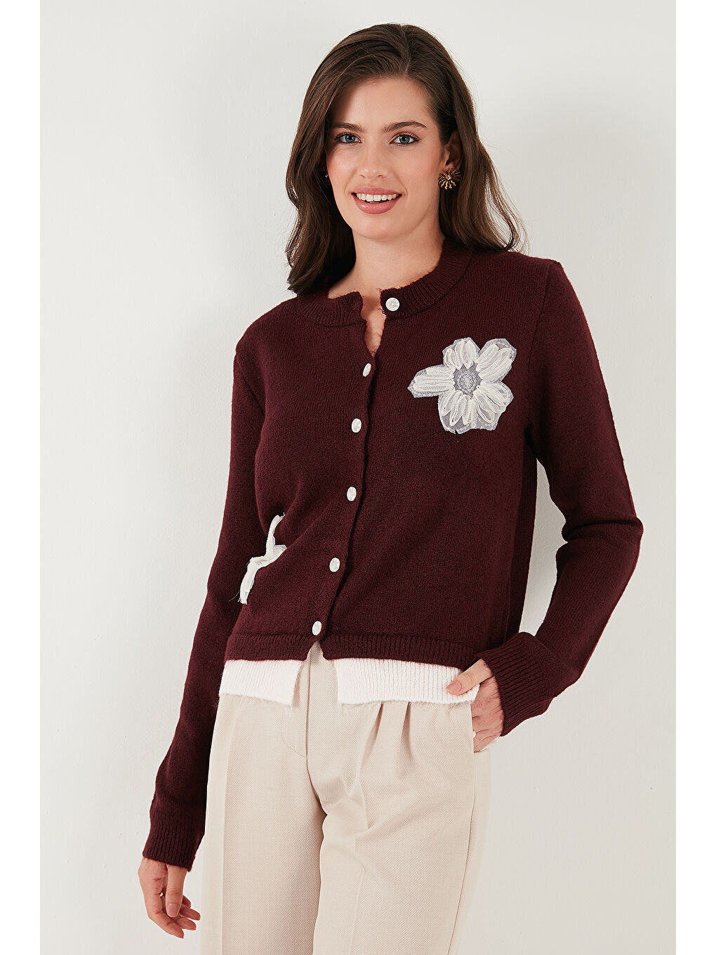 Bordo Premium Tül Çiçek Detaylı Regular Fit Bisiklet Yaka Düğmeli Triko Hırka 680HI002421-3