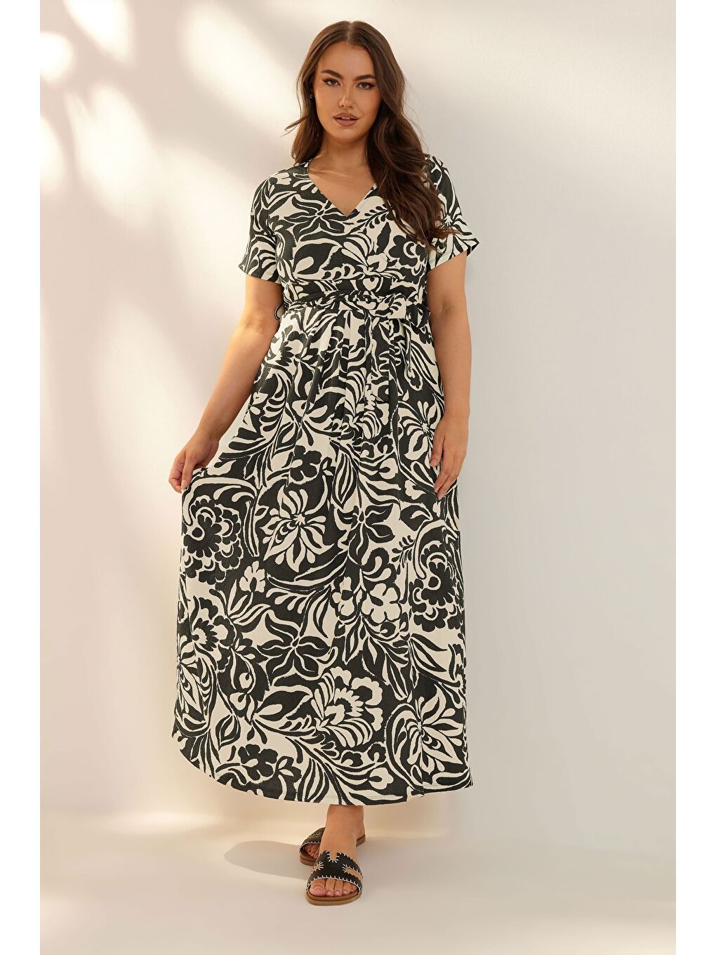 Bej Büyük Beden Kısa Kollu V Yaka Kuşaklı Anvelop Elbise 304073-1