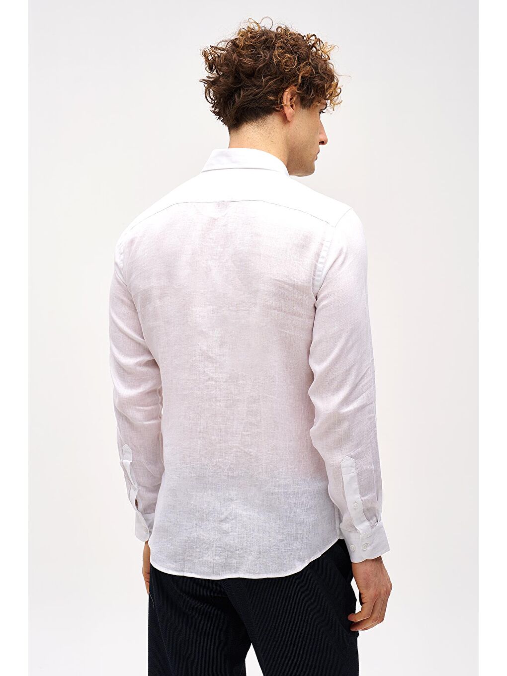 Beyaz Dynamic Fit Düğmeli Yaka Düz Uzun Kollu Cepsiz %100 Keten Gömlek-4