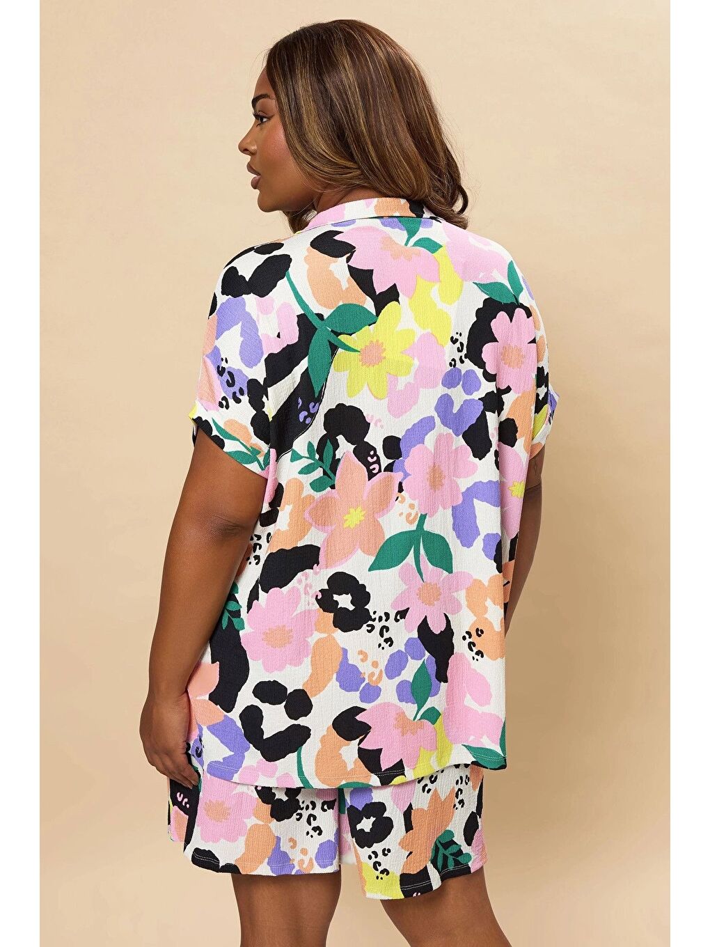 Pembe Büyük Beden Önü Düğmeli Kısa Kollu Çiçek Desenli Gömlek 304181-4