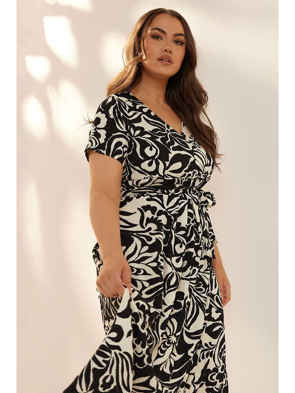 Bej Büyük Beden Kısa Kollu V Yaka Kuşaklı Anvelop Elbise 304073-3