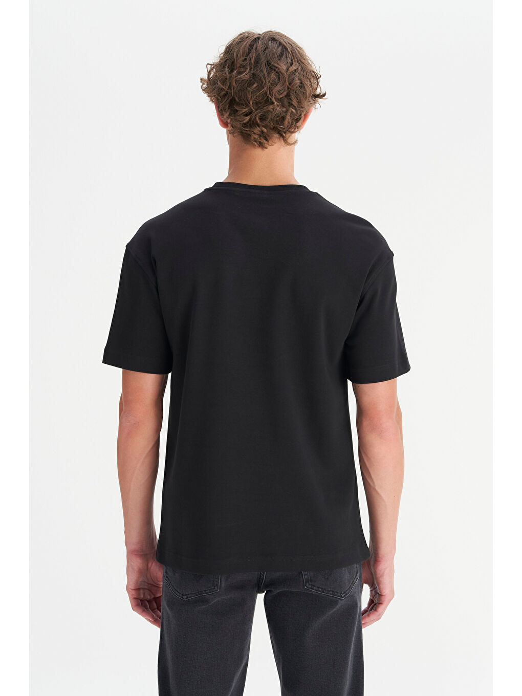 Siyah %100 Pamuk Relaxed Fit Rahat Kesim Bisiklet Yaka Logo Detaylı Tişört-4