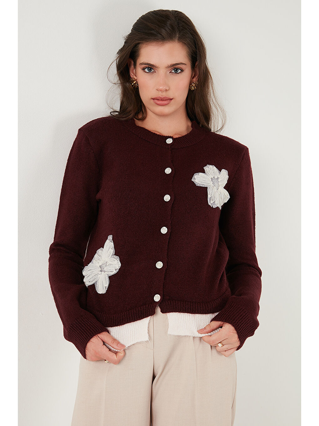 Bordo Premium Tül Çiçek Detaylı Regular Fit Bisiklet Yaka Düğmeli Triko Hırka 680HI002421-4