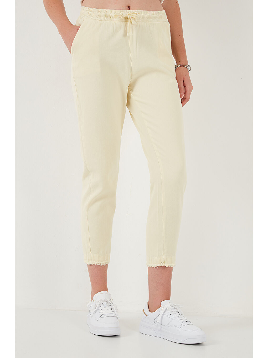 Sarı Pamuklu Normal Bel Regular Fit Düz Paça Kadın Pantolon 668YP42282S4-1