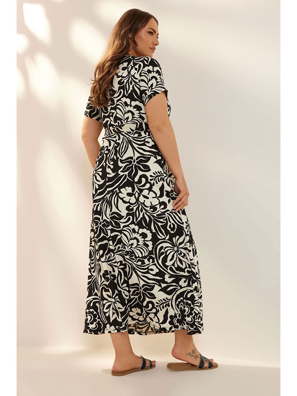 Bej Büyük Beden Kısa Kollu V Yaka Kuşaklı Anvelop Elbise 304073-4