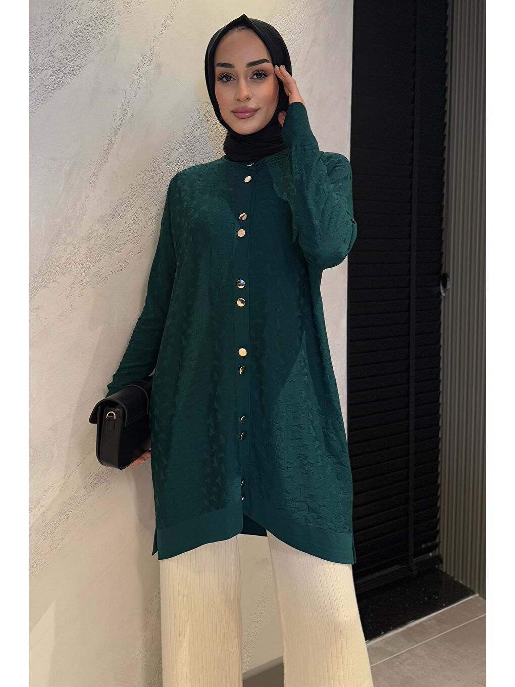 Yeşil Düğme Detaylı Kendinden Desenli Tesettür Triko Hırka-1