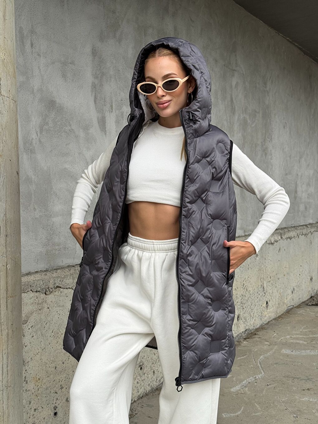 Gri Kapüşonlu Cepli Uzun Şişme Yelek