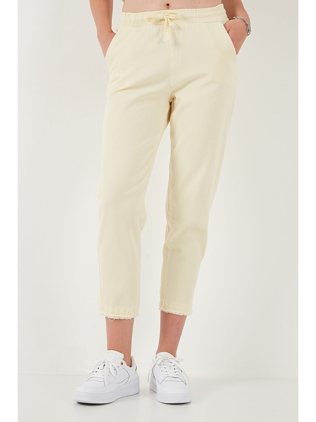 Sarı Pamuklu Normal Bel Regular Fit Düz Paça Kadın Pantolon 668YP42282S4-2