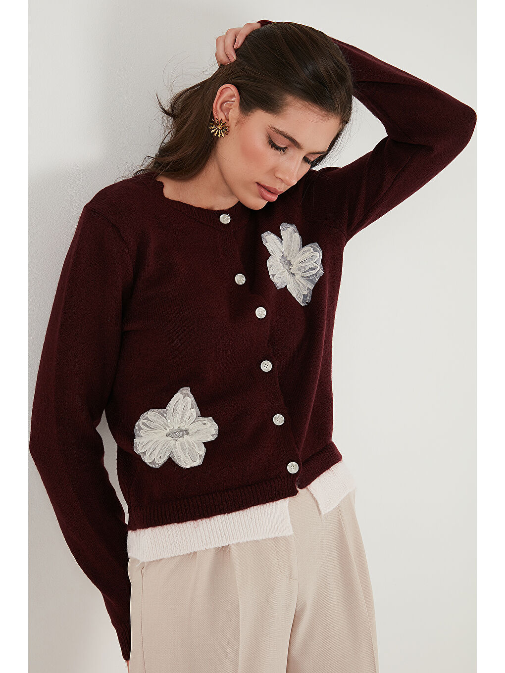 Bordo Premium Tül Çiçek Detaylı Regular Fit Bisiklet Yaka Düğmeli Triko Hırka 680HI002421-5