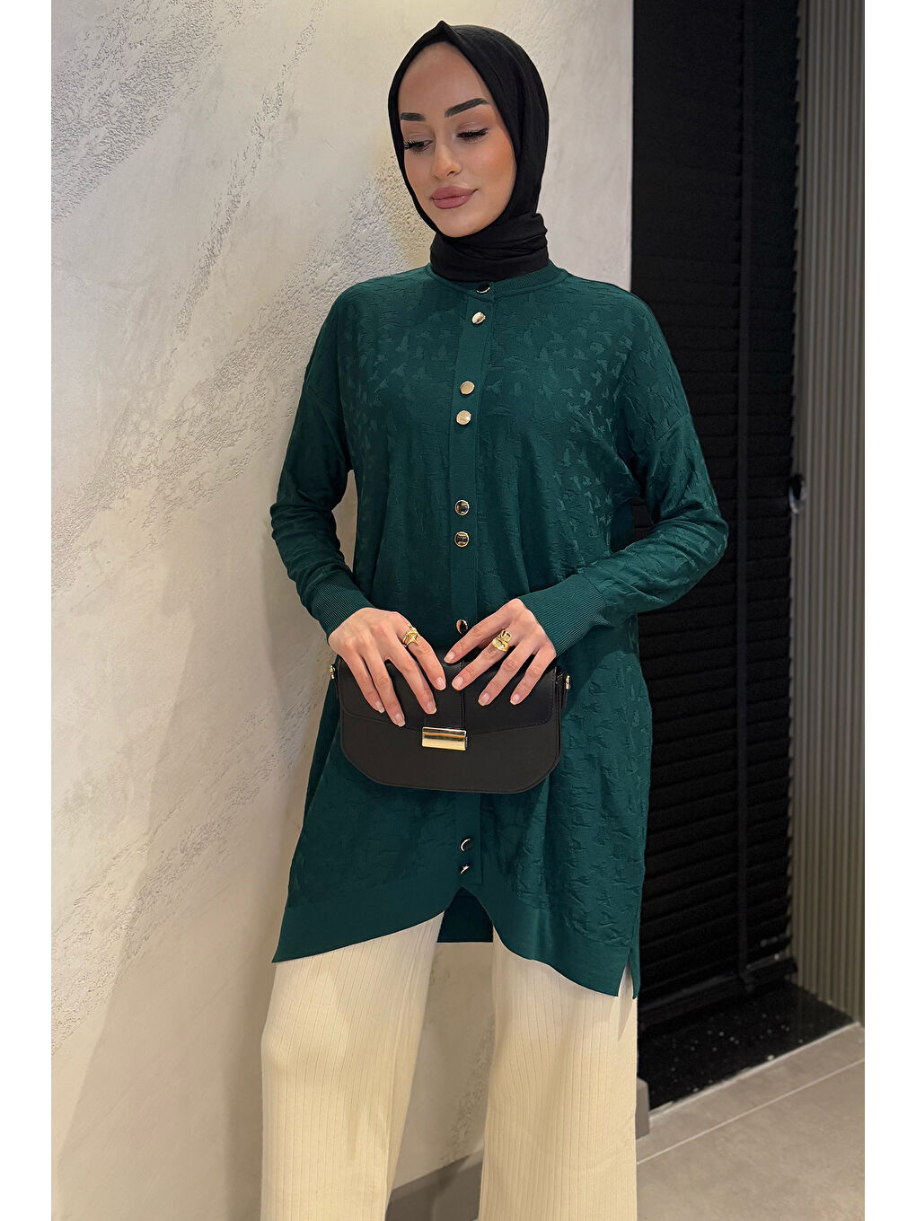 Yeşil Düğme Detaylı Kendinden Desenli Tesettür Triko Hırka-3