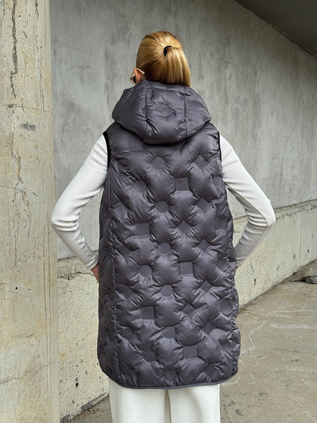 Gri Kapüşonlu Cepli Uzun Şişme Yelek-1