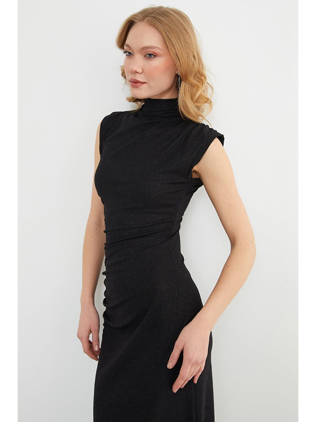 Siyah Beli Drapeli Simli Dik Yaka Maxi Boy Elbise-4