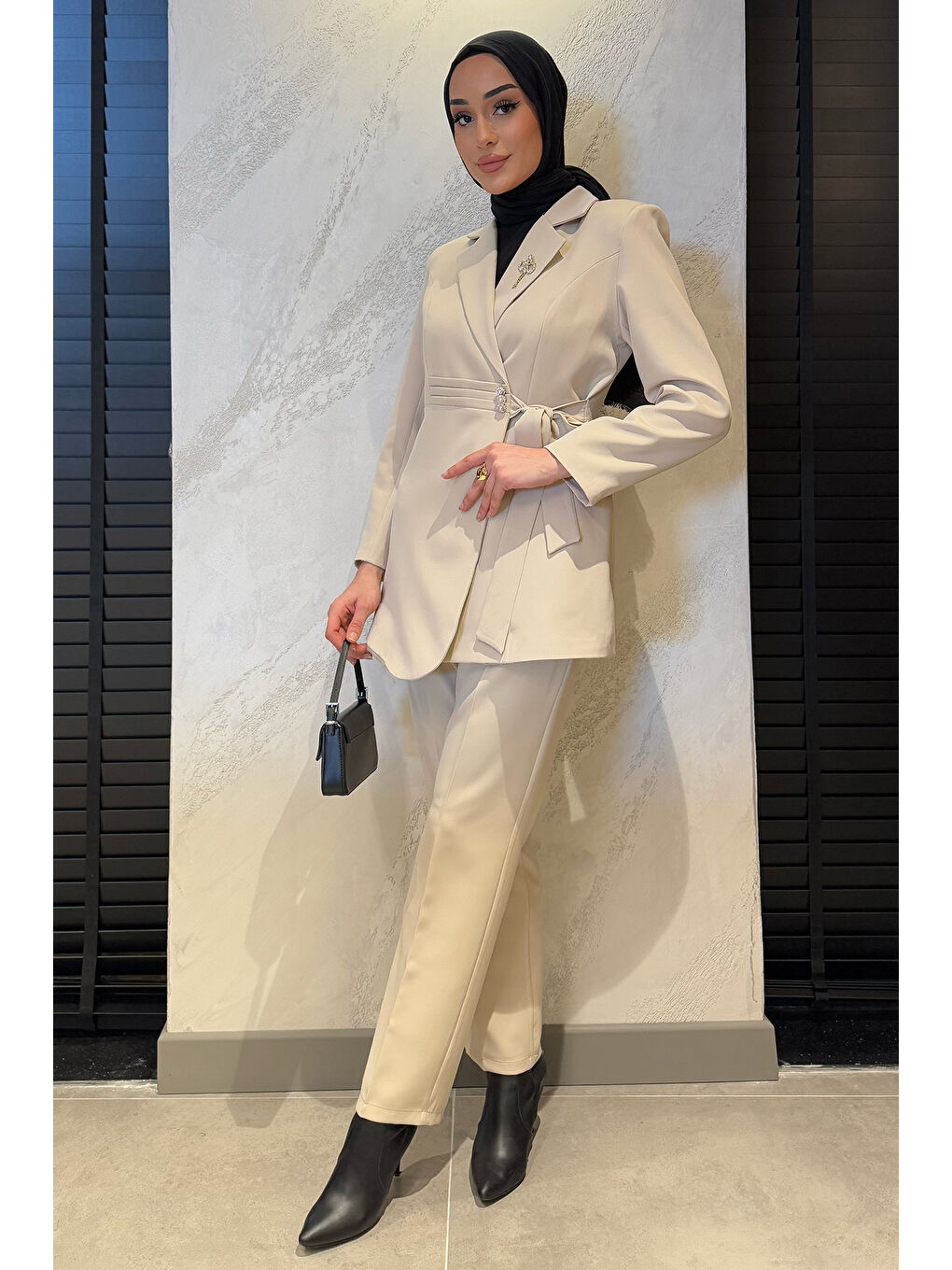 Bej Kadın Bel Kuşak Detaylı Broşlu Tesettür Blazer Ceket Pantolon İkili Takım-1