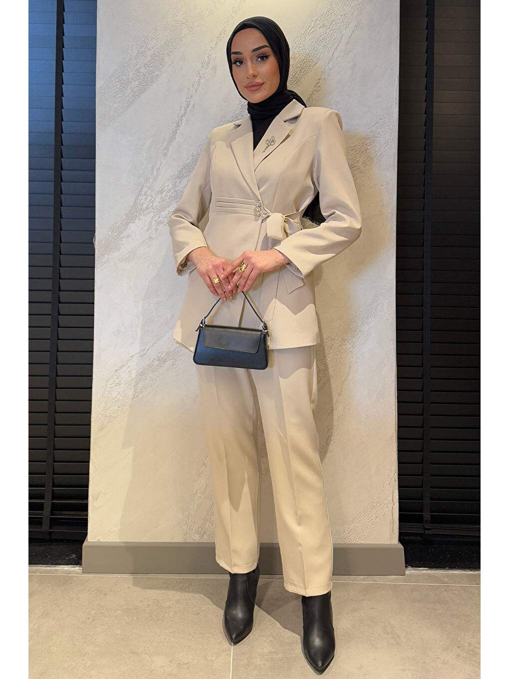 Bej Kadın Bel Kuşak Detaylı Broşlu Tesettür Blazer Ceket Pantolon İkili Takım-3