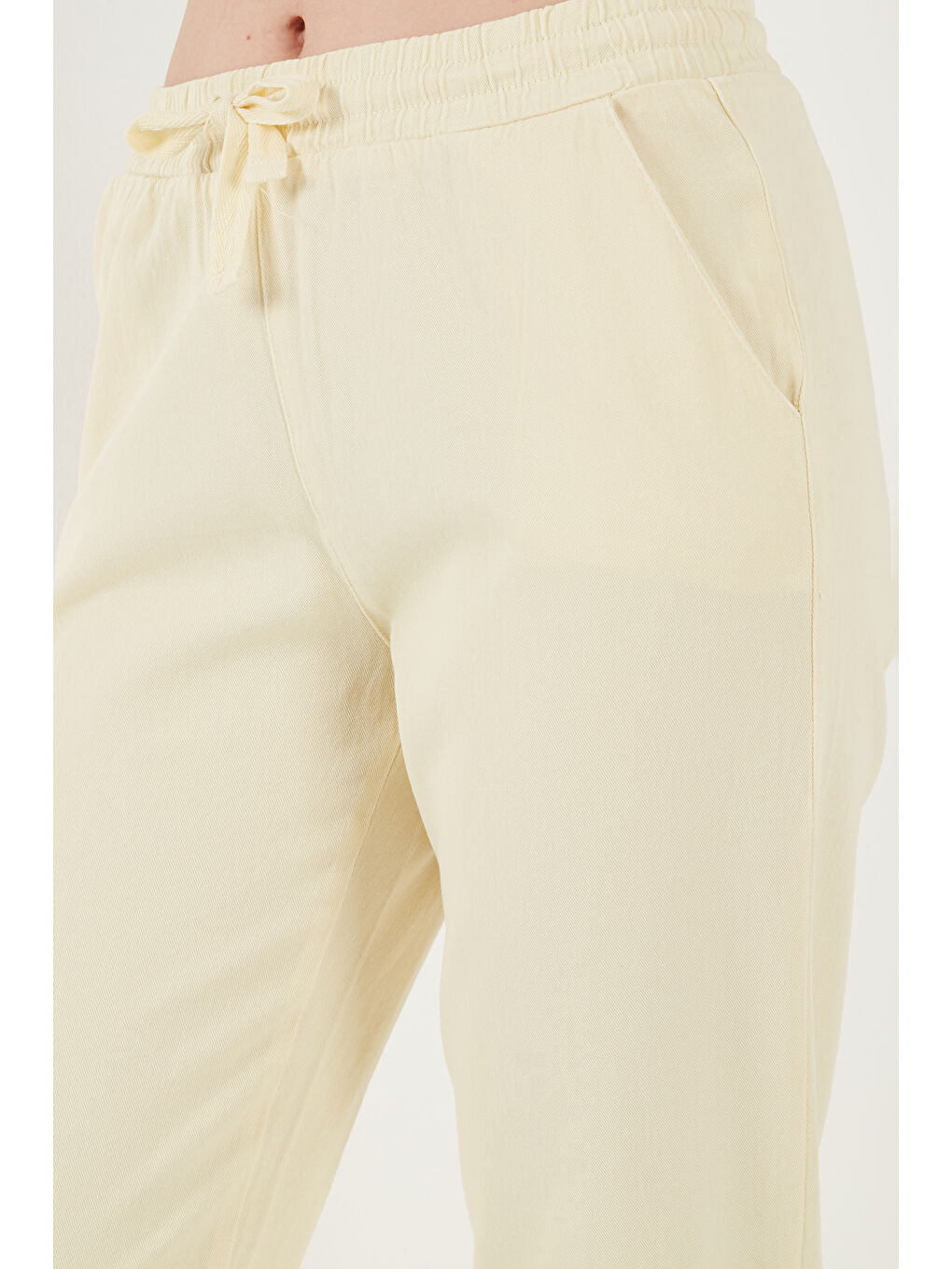Sarı Pamuklu Normal Bel Regular Fit Düz Paça Kadın Pantolon 668YP42282S4-4