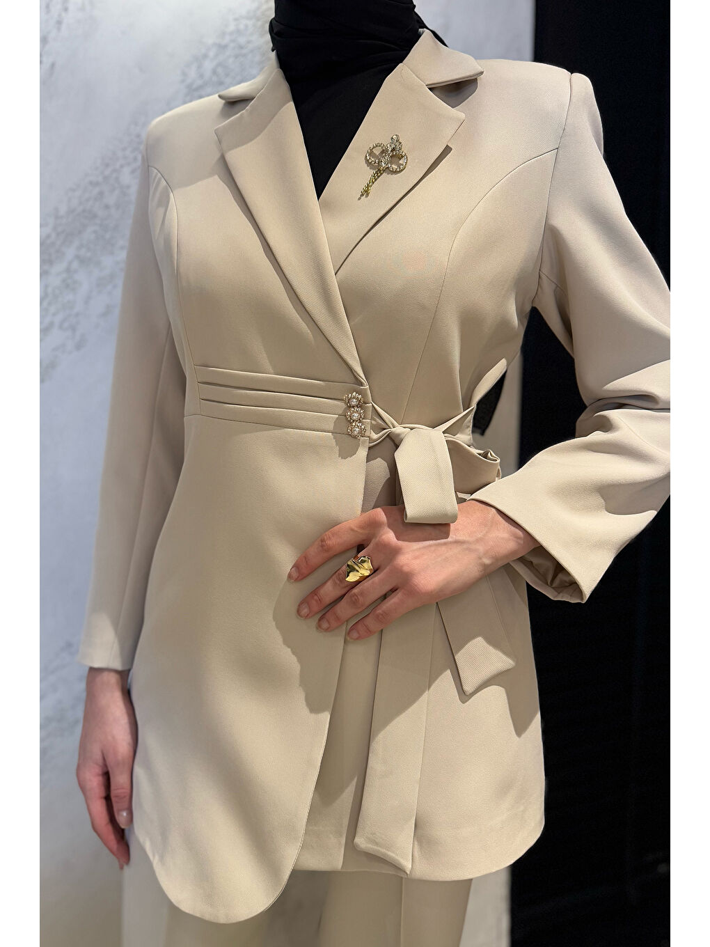 Bej Kadın Bel Kuşak Detaylı Broşlu Tesettür Blazer Ceket Pantolon İkili Takım-5