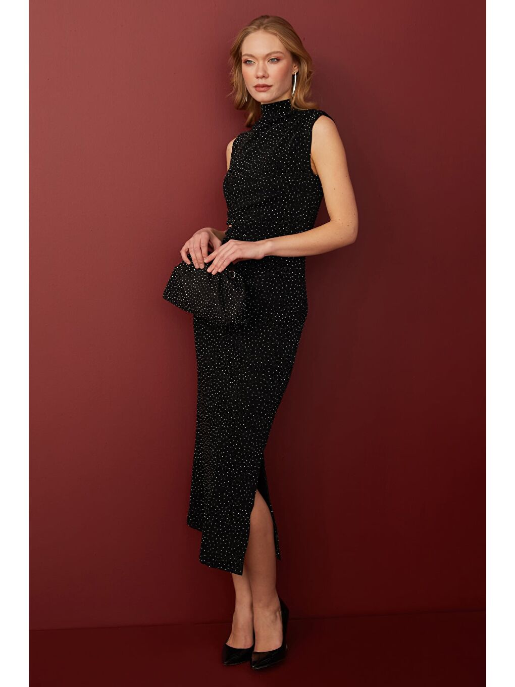 Siyah Taşlı Simli Dik Yaka Drapeli Maxi Boy Elbise