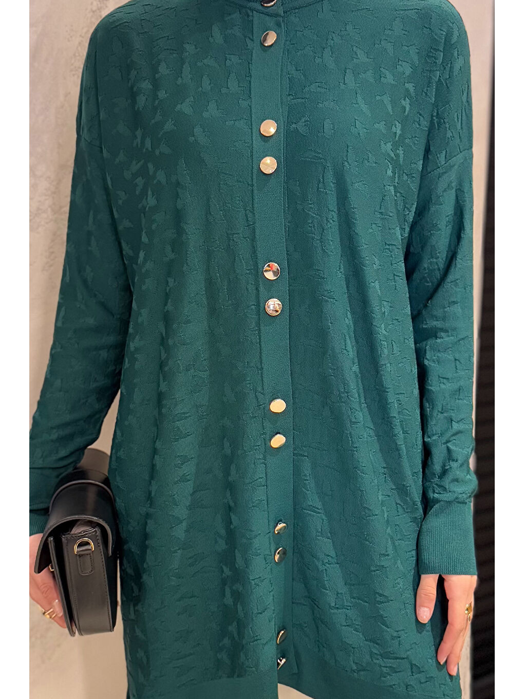 Yeşil Düğme Detaylı Kendinden Desenli Tesettür Triko Hırka-5