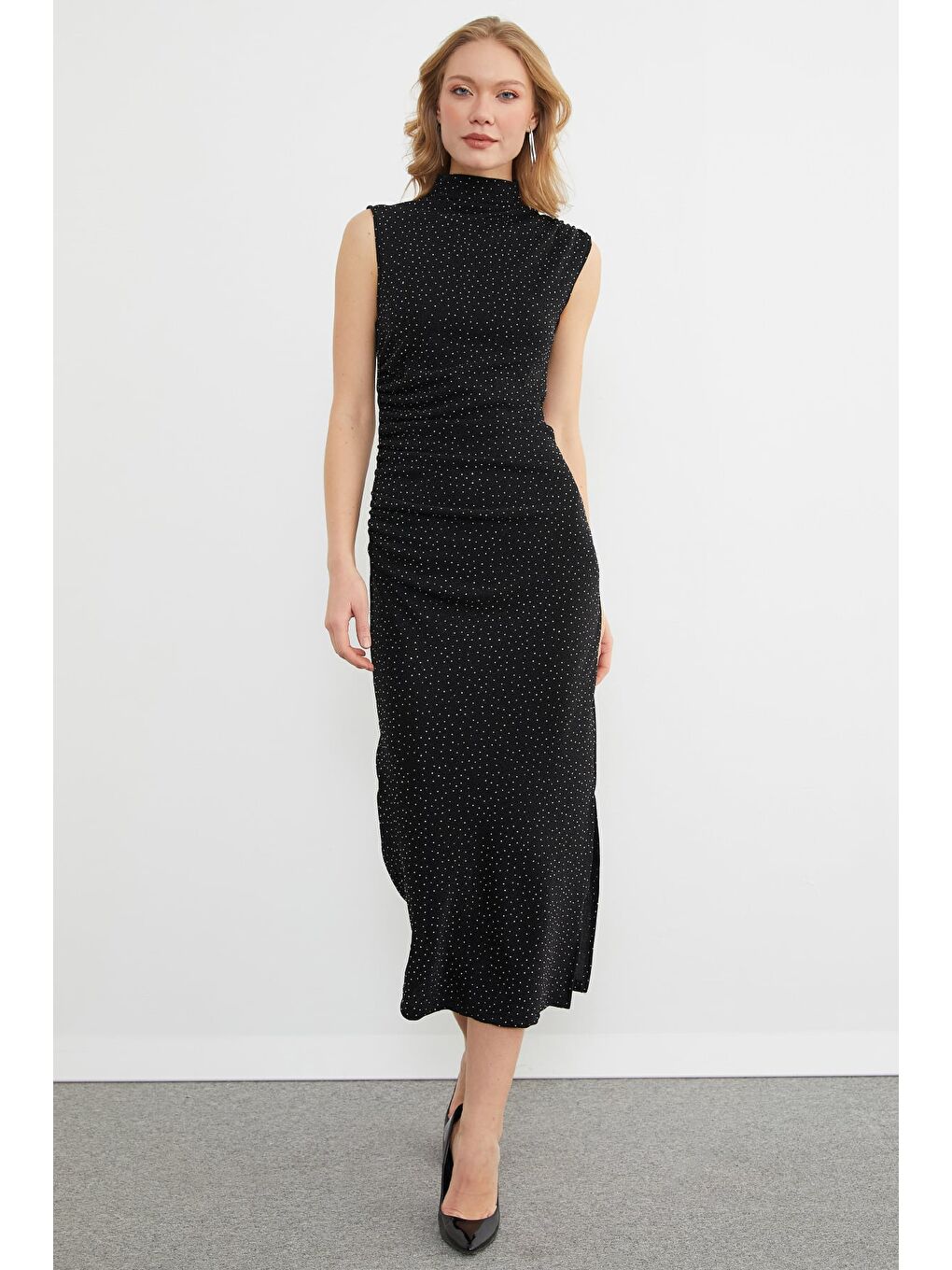 Siyah Taşlı Simli Dik Yaka Drapeli Maxi Boy Elbise-2