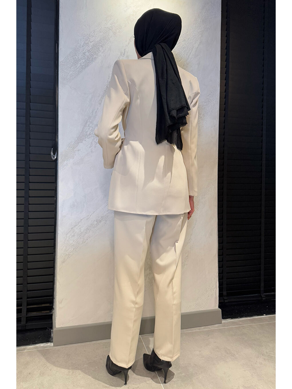 Bej Kadın Bel Kuşak Detaylı Broşlu Tesettür Blazer Ceket Pantolon İkili Takım-7