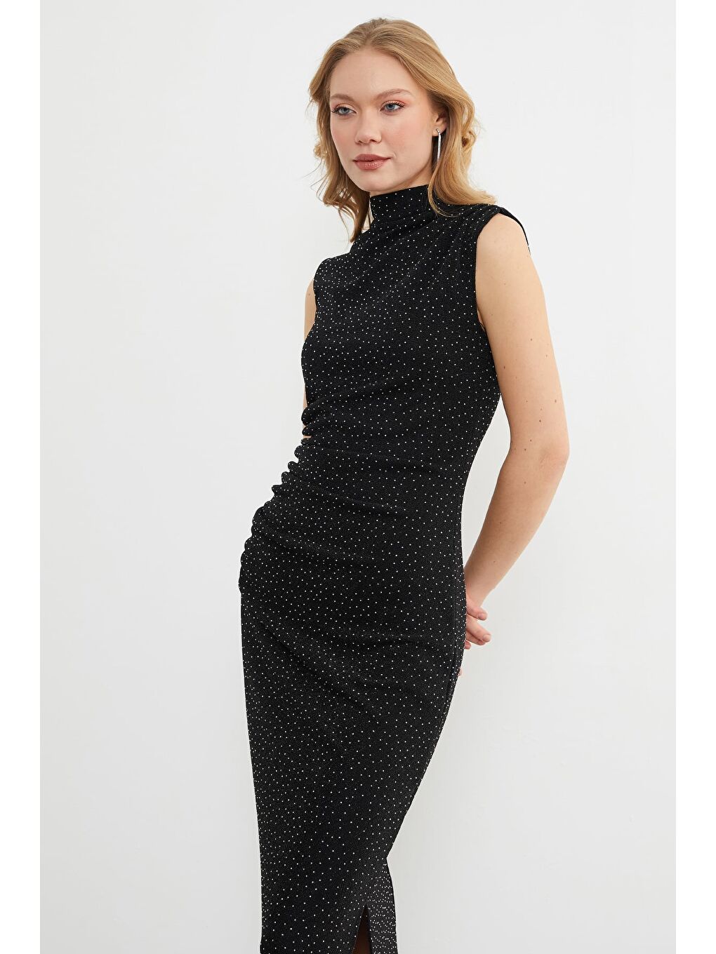 Siyah Taşlı Simli Dik Yaka Drapeli Maxi Boy Elbise-3