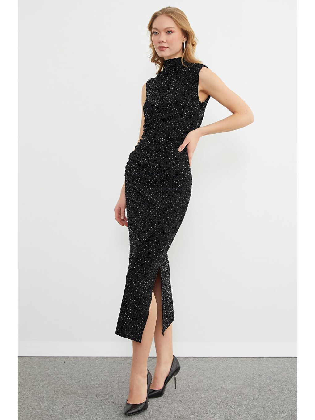 Siyah Taşlı Simli Dik Yaka Drapeli Maxi Boy Elbise-4