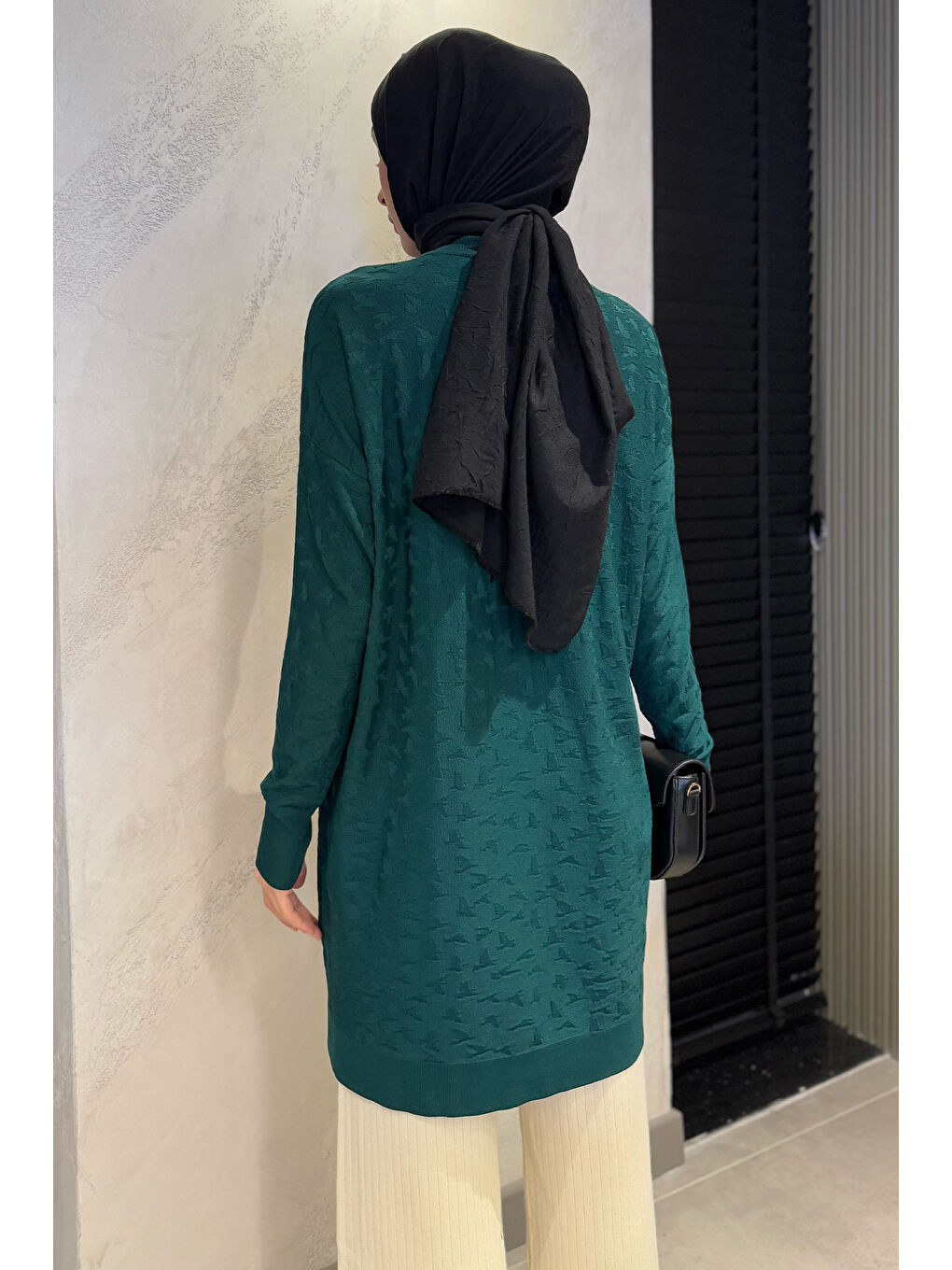 Yeşil Düğme Detaylı Kendinden Desenli Tesettür Triko Hırka-6