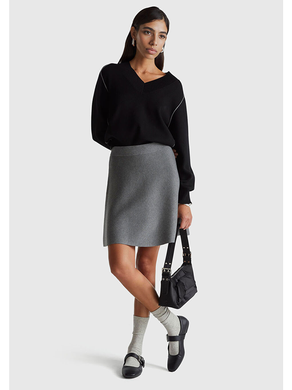 Kadın Siyah Viskoz Karışımlı Ribana Detaylı V Yaka Kazak-4