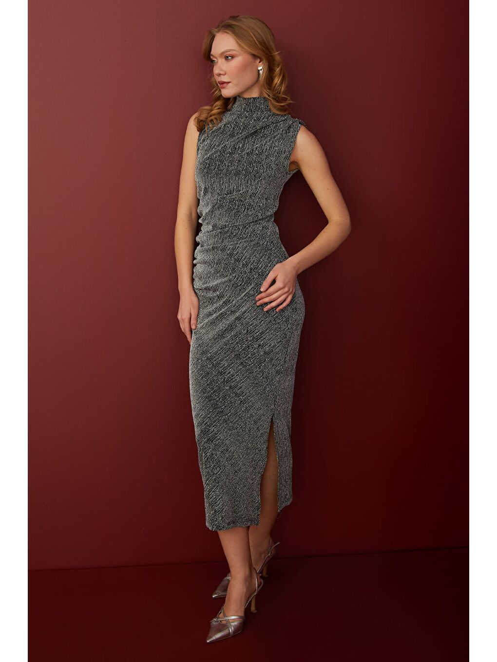 Gri Taşlı Simli Dik Yaka Drapeli Maxi Boy Elbise