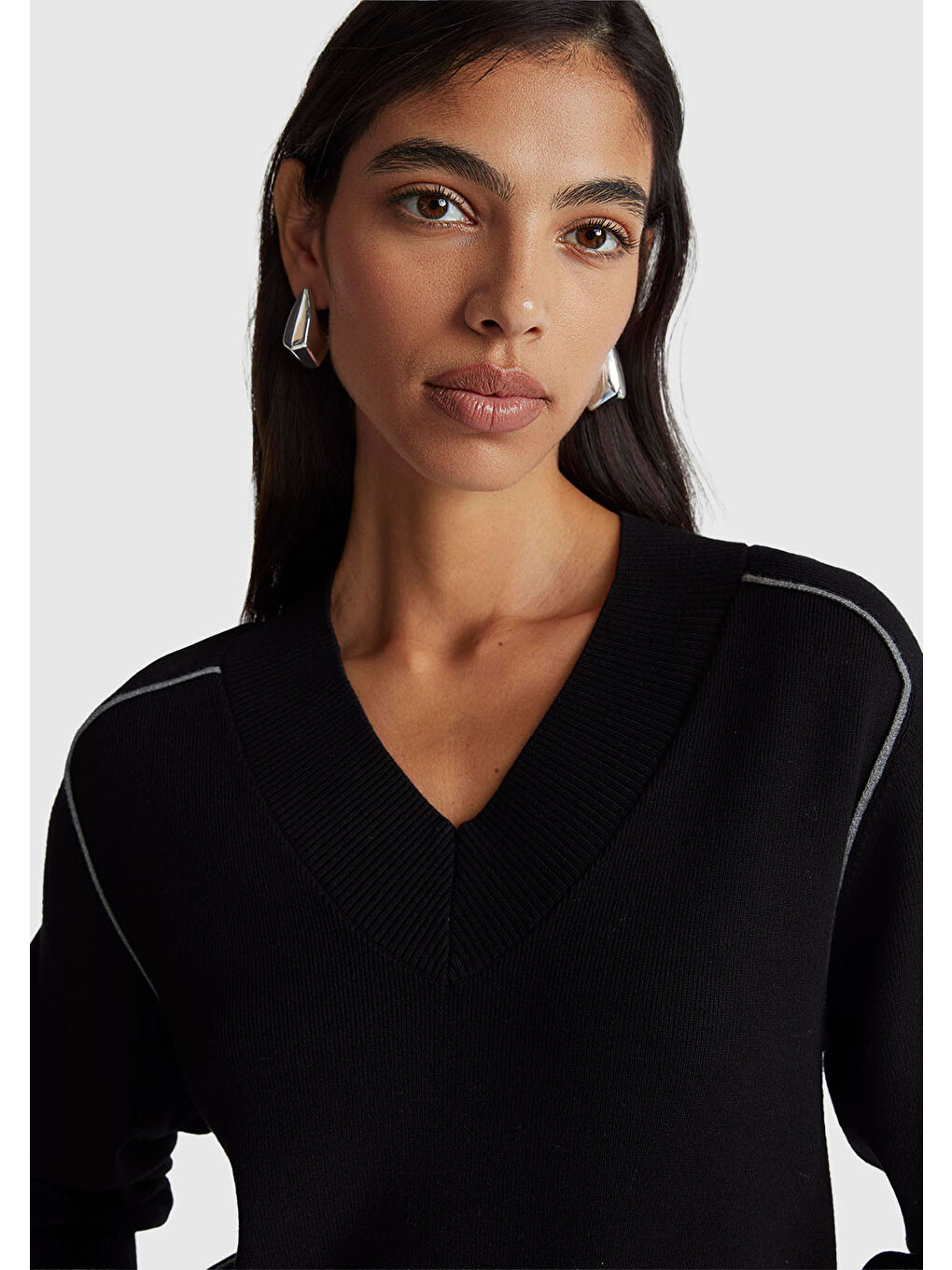 Kadın Siyah Viskoz Karışımlı Ribana Detaylı V Yaka Kazak-5