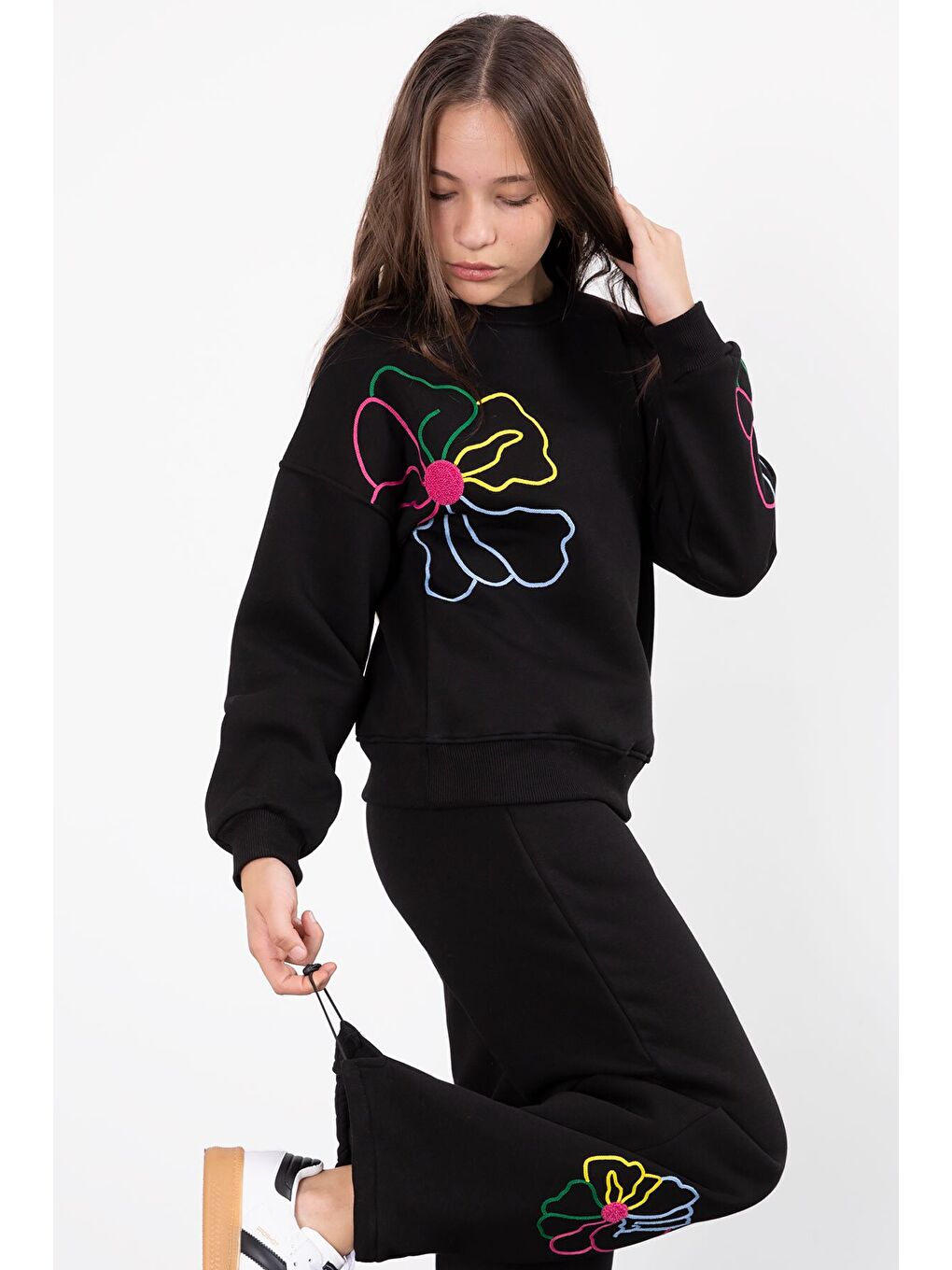 Siyah Çiçek Nakış Detaylı Geniş Paça Kız Çocuk Şardonlu Takım 23283-1