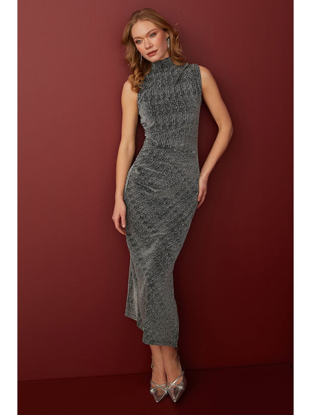 Gri Taşlı Simli Dik Yaka Drapeli Maxi Boy Elbise-1