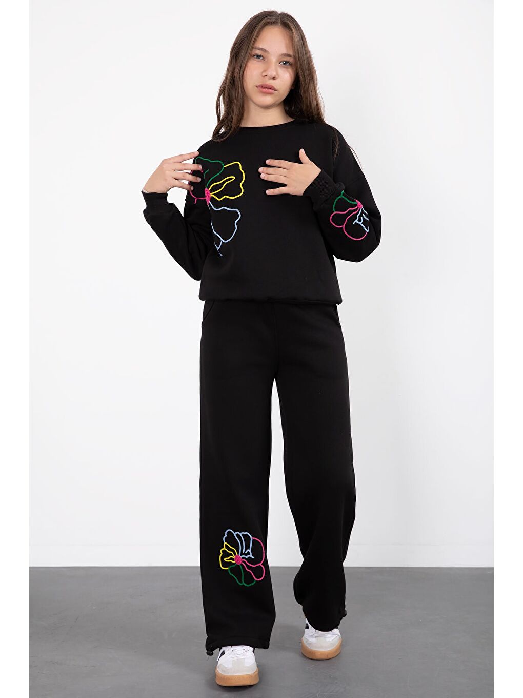 Siyah Çiçek Nakış Detaylı Geniş Paça Kız Çocuk Şardonlu Takım 23283-2