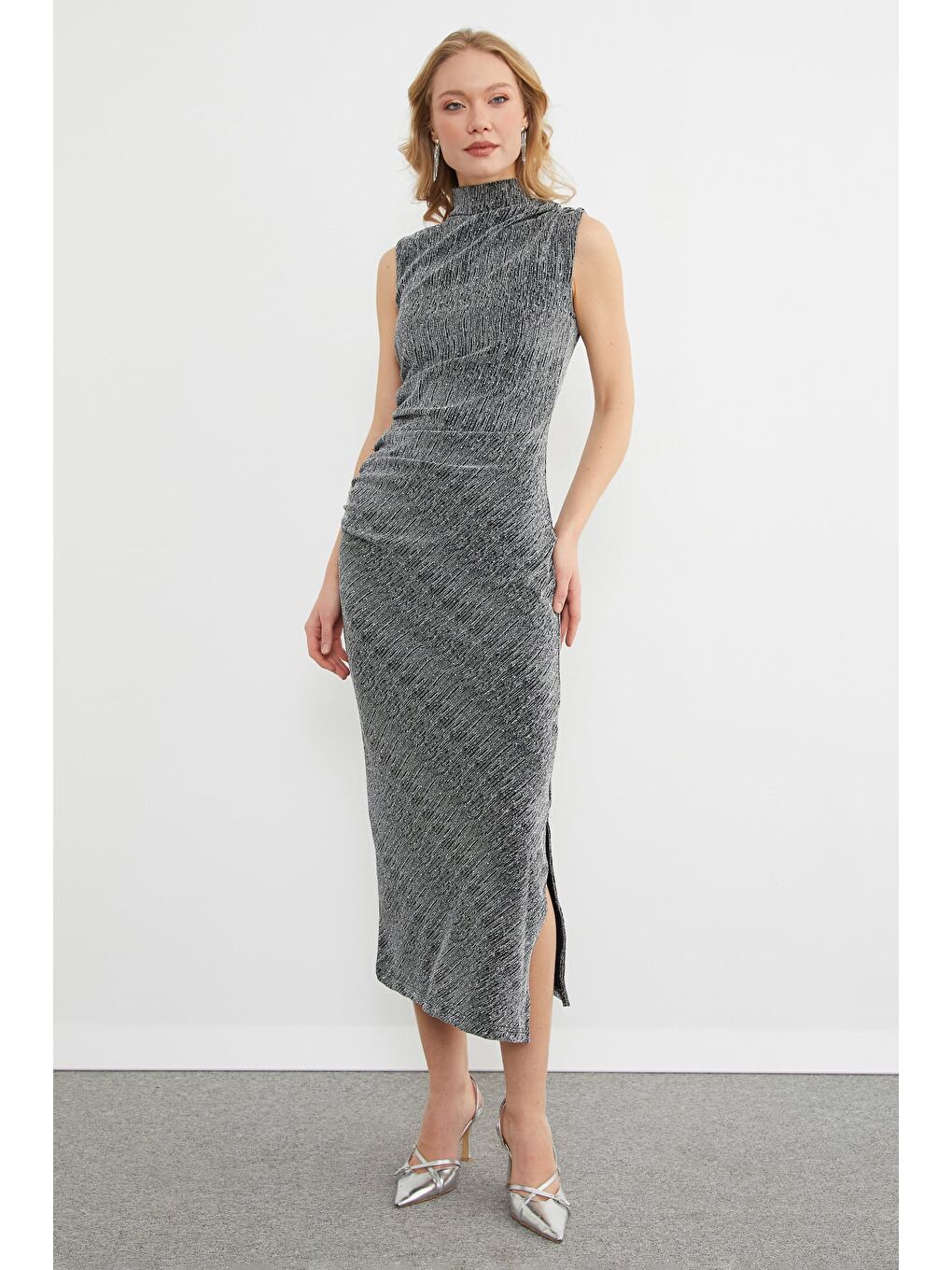 Gri Taşlı Simli Dik Yaka Drapeli Maxi Boy Elbise-2