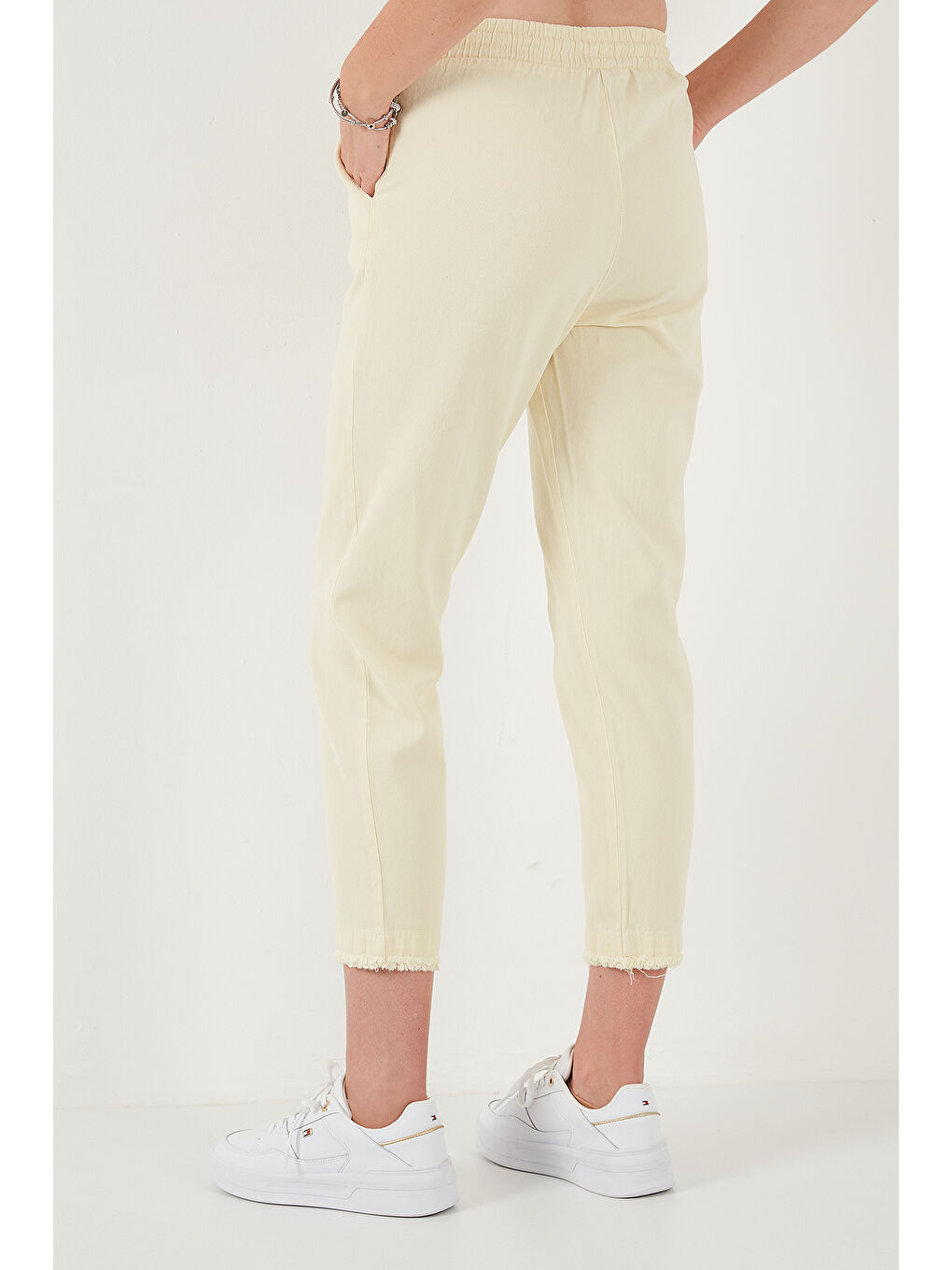 Sarı Pamuklu Normal Bel Regular Fit Düz Paça Kadın Pantolon 668YP42282S4-5