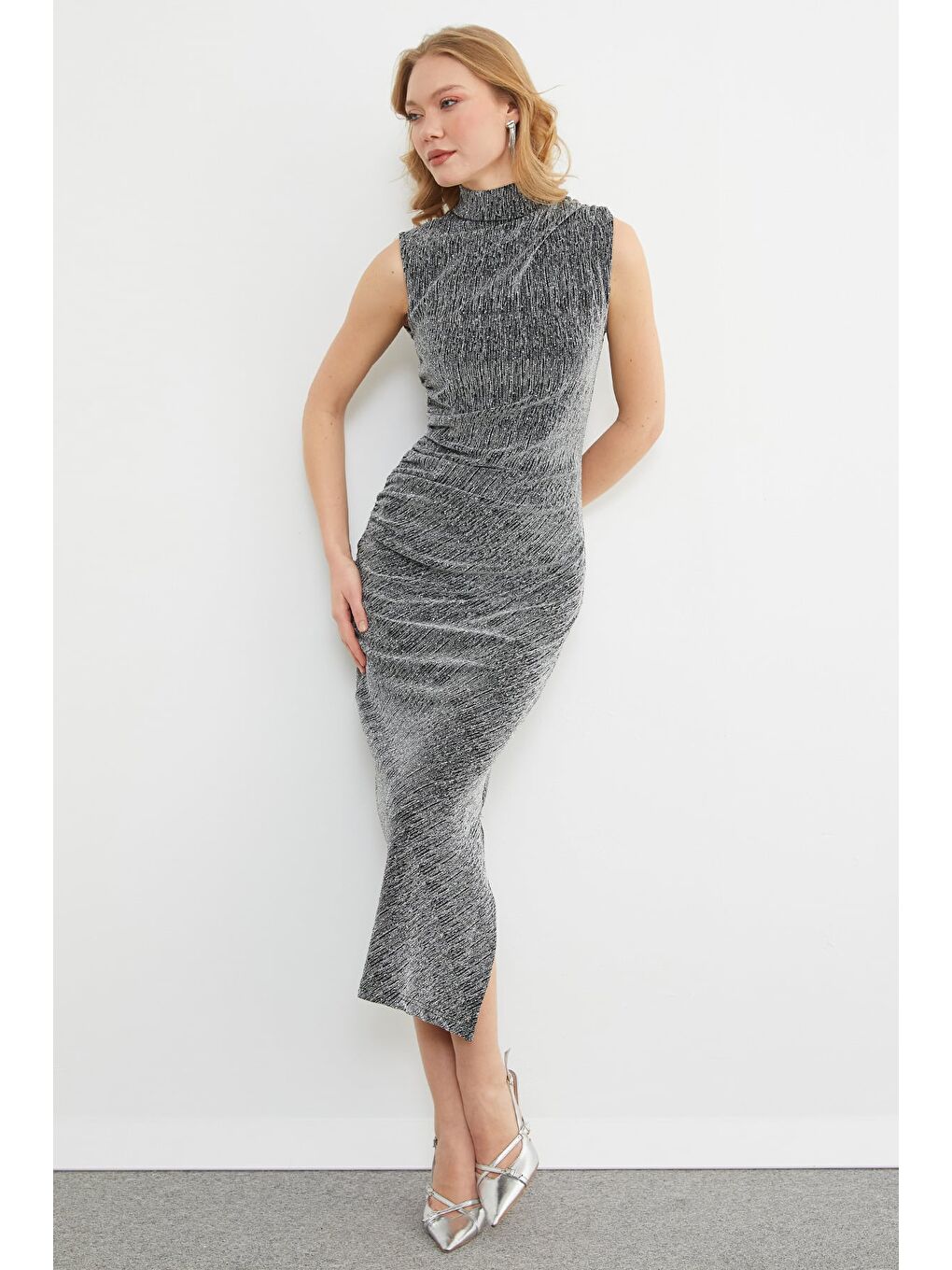 Gri Taşlı Simli Dik Yaka Drapeli Maxi Boy Elbise-3