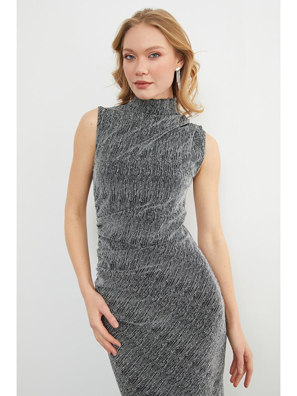 Gri Taşlı Simli Dik Yaka Drapeli Maxi Boy Elbise-4