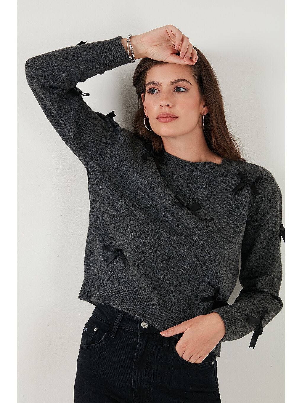 Antrasit Premium Regular Fit Bisiklet Yaka Fiyonk Detaylı Triko Kazak 680KZ00155-3