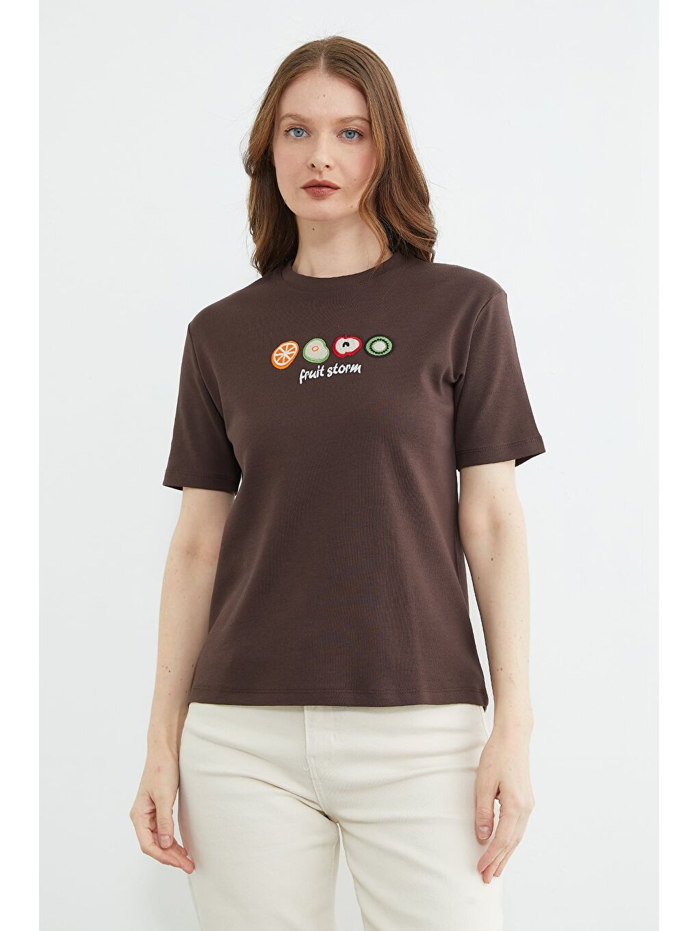 Kahverengi Meyve Nakışlı Bisiklet Yaka Tişört-1