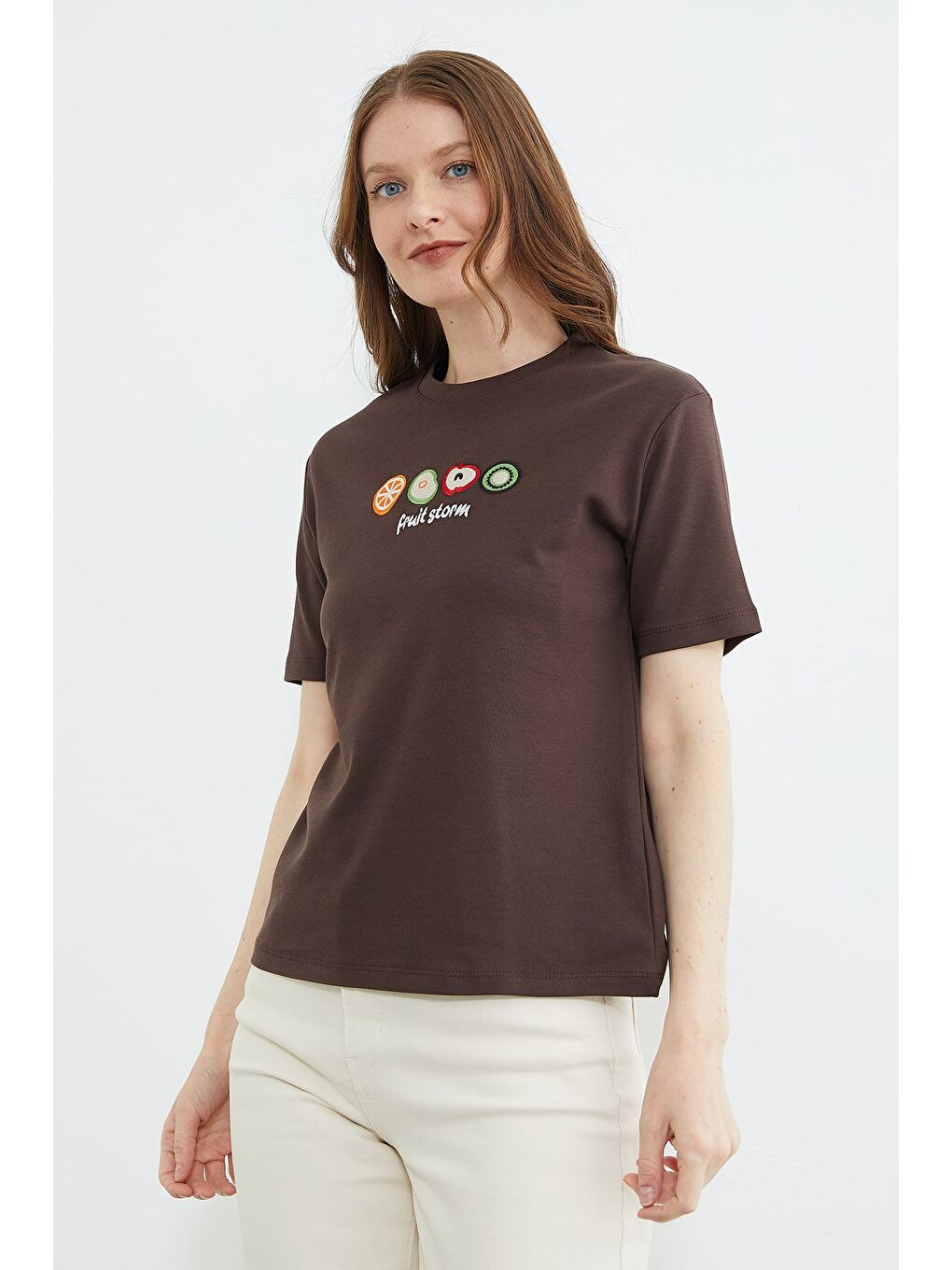 Kahverengi Meyve Nakışlı Bisiklet Yaka Tişört-2