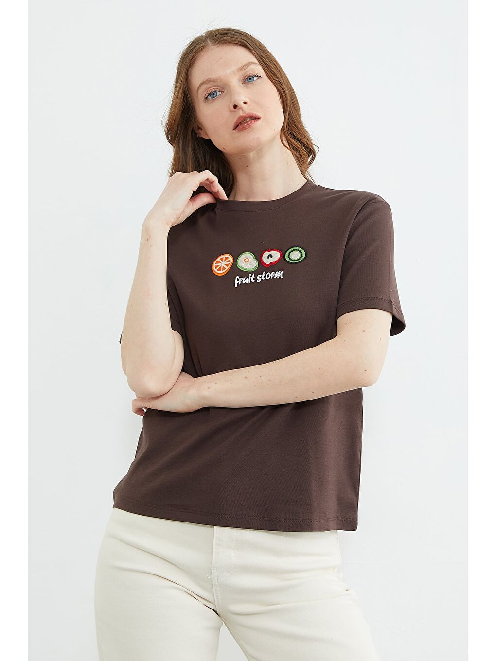 Kahverengi Meyve Nakışlı Bisiklet Yaka Tişört-3