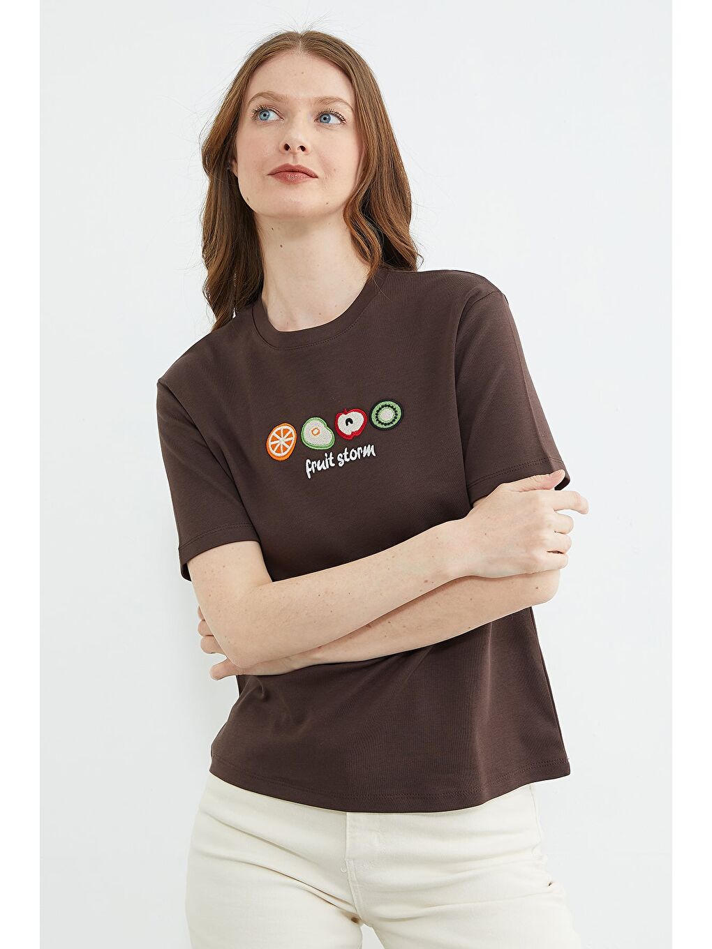 Kahverengi Meyve Nakışlı Bisiklet Yaka Tişört-4